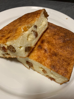 A picture of Ricotta casserole with raisins.