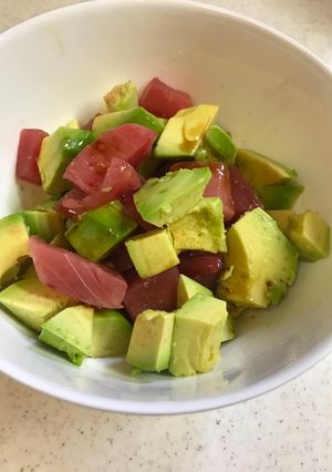 A picture of Avocado and Tuna with wasabi dressing.