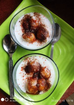 A picture of Dahi bhalla.
