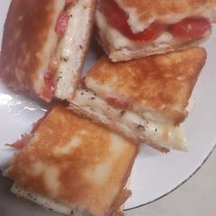 A picture of Tometo chees sandwich.