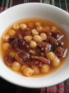 Hình của món Chè hạt sen nhãn nhục.
