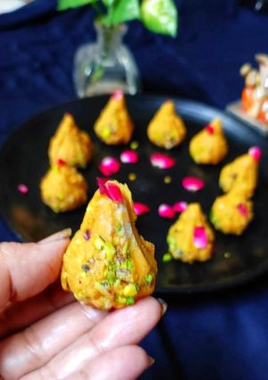 बेसन ड्राई फ्रूट्स मोदक रेसिपी मुख्य फोटो