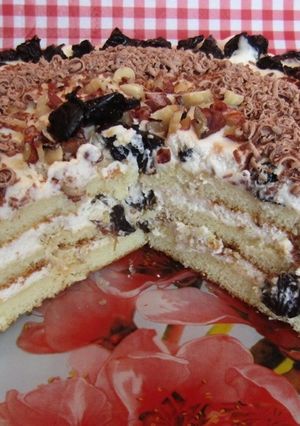 Фото Торт на сгущенке со сметанным кремом и черносливом.