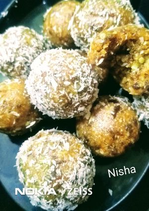 कोकोनट एनर्जी बाइट्स (coconut energy bites recipe in Hindi) रेसिपी मुख्य फोटो
