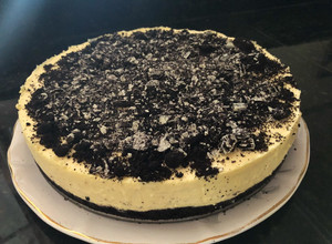 Una foto de Cheesecake de maracuyá y oreo