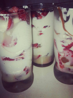 Una foto de Frutillas con chantilly y leche condensada