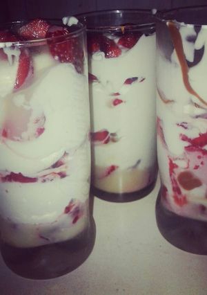 Una foto de Frutillas con chantilly y leche condensada