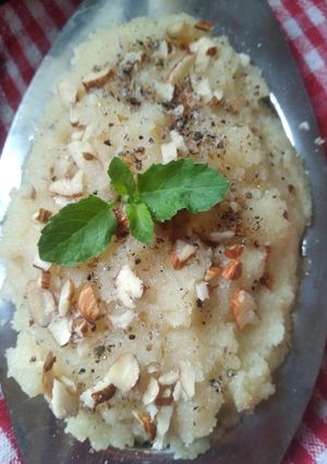 રવા નો શીરો (સોજી નો શીરો) (Semolina Sheera Recipe In Gujarati) રેસીપી મુખ્ય ફોટો