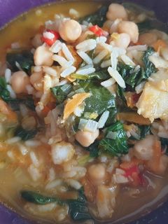 Una foto de Garbanzos con arroz, espinacas y bacalao