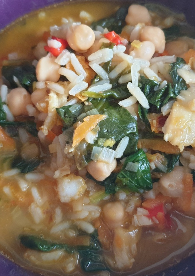 Una foto de Garbanzos con arroz, espinacas y bacalao