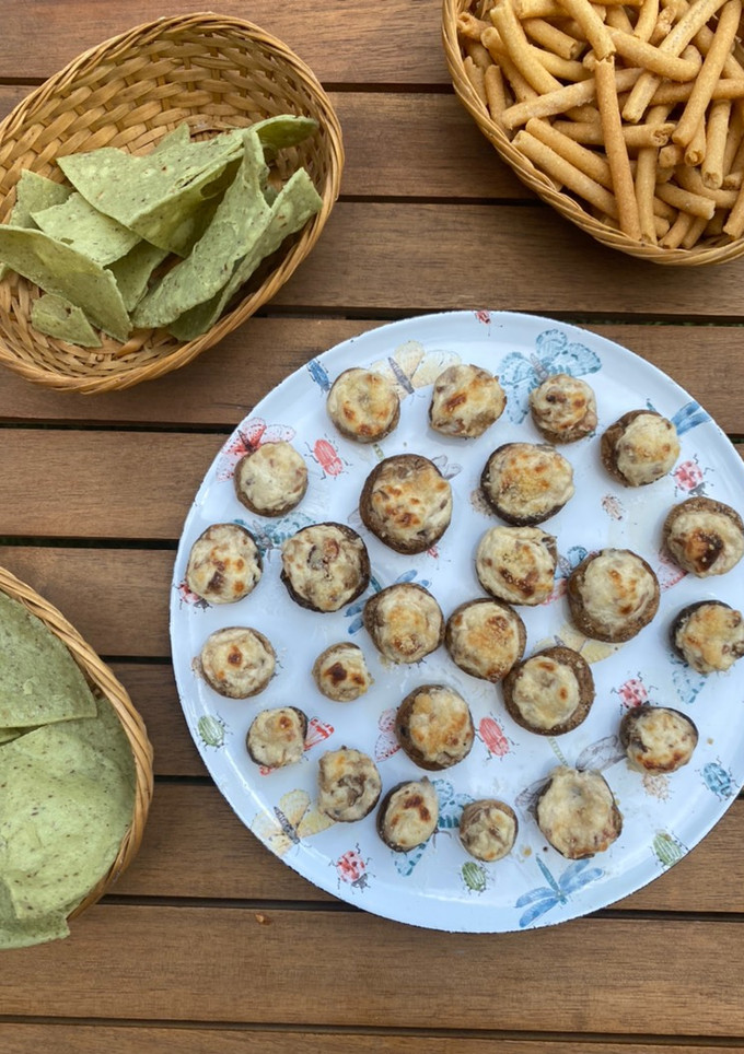 Una foto de Champiñones rellenos de queso crema y tocino