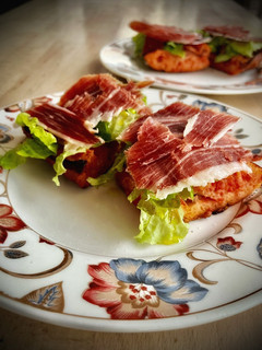 Una foto de Torrijas saladas de tomate y jamón ibérico