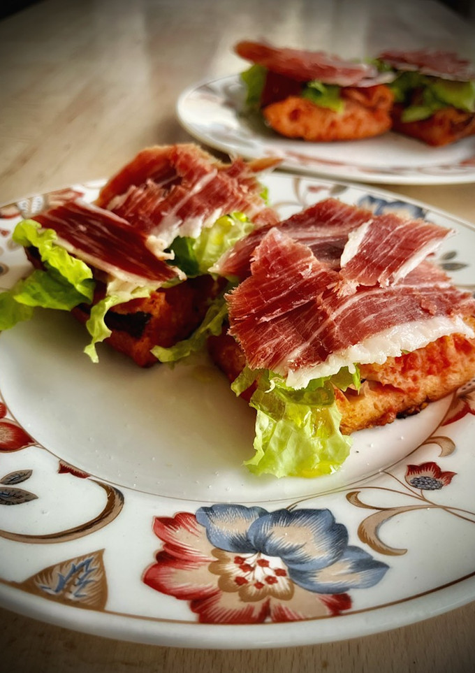 Una foto de Torrijas saladas de tomate y jamón ibérico