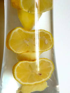 Una foto de 8.🍋Agua de limón y jengibre🥛