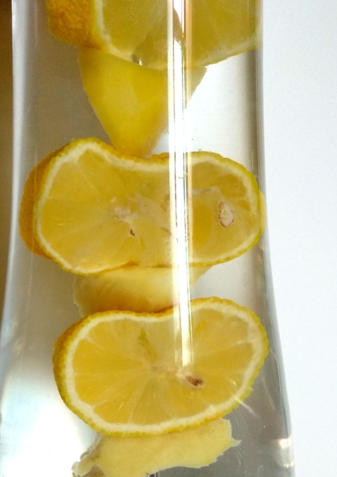 Una foto de 8.🍋Agua de limón y jengibre🥛