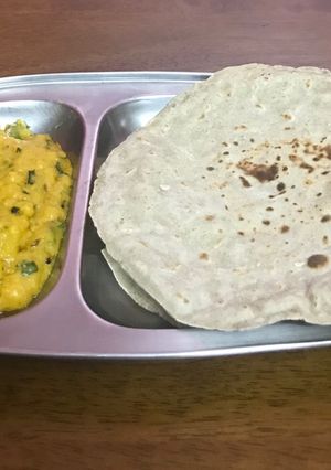 A picture of Pithla Bhakri(Jowar roti and besan).
