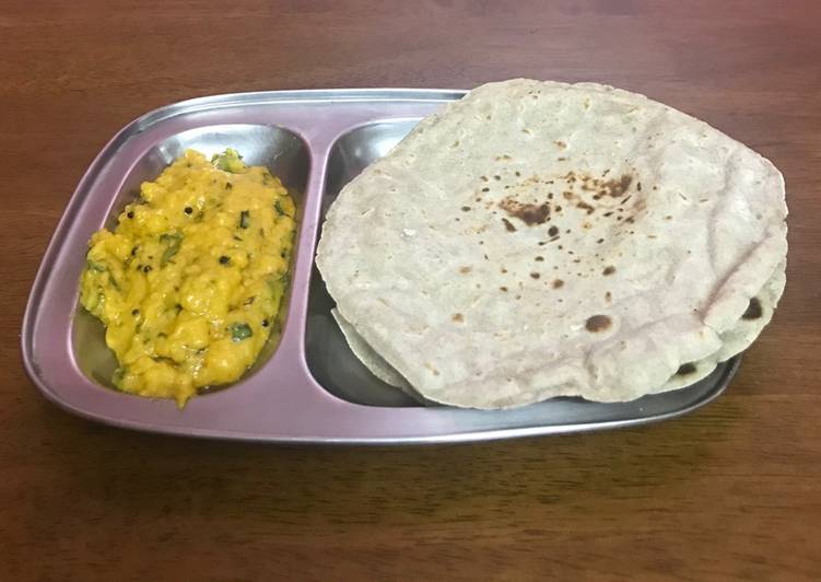 Pithla Bhakri(Jowar roti and besan)