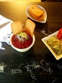 Una foto de Hummus de remolacha y garbanzos - veggie