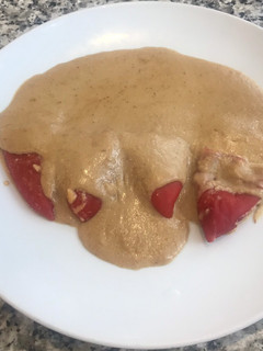 Una foto de Pimientos del piquillo de Lodosa rellenos de gambas con salsa de hongos