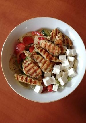 Könnyű vacsora 🥗- görög saláta csirkemellel recept fotója