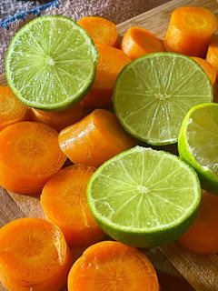 Una foto de Jugo de Zanahoria con Limón para mejorar el aspecto de la piel y equilibrar el sistema digestivo!!