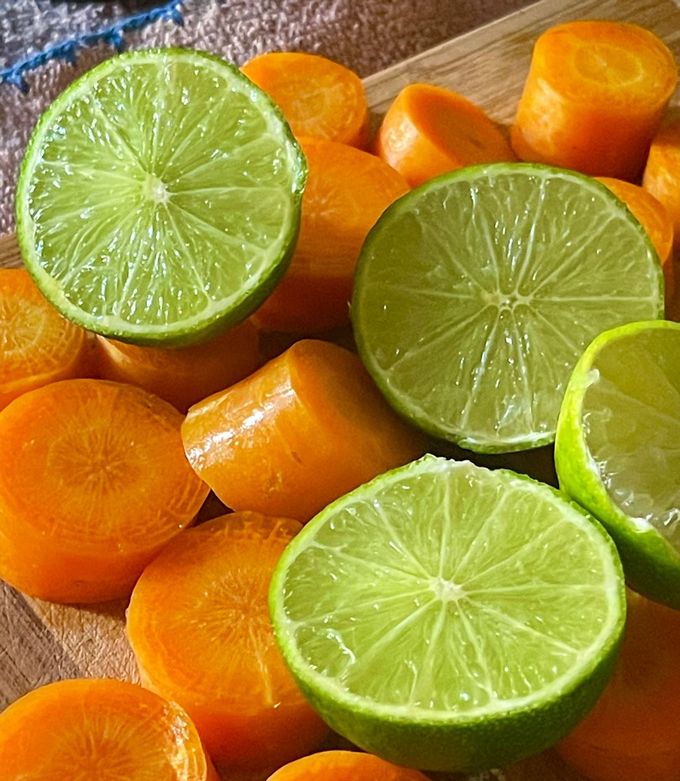 Una foto de Jugo de Zanahoria con Limón para mejorar el aspecto de la piel y equilibrar el sistema digestivo!!