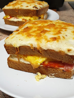 Una foto de Bocadillo de salchichoribechamel (el sándwich por excelencia)