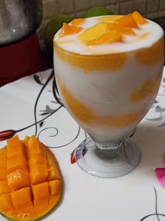 मैंगो शेक(mango shake recipe in hindi) रेसिपी मुख्य फोटो
