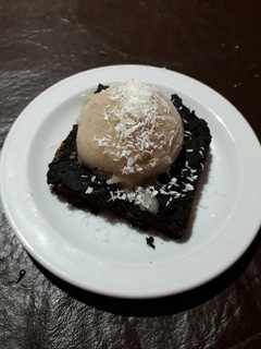 Una foto de Brownie con helado vegano