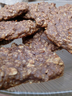 Una foto de Cookies fáciles de avena y 🍌