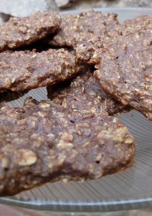 Una foto de Cookies fáciles de avena y 🍌
