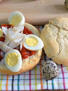 Una foto de Bollitos rellenos de asadillo manchego y bacalao ahumao