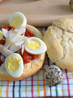 Una foto de Bollitos rellenos de asadillo manchego y bacalao ahumao