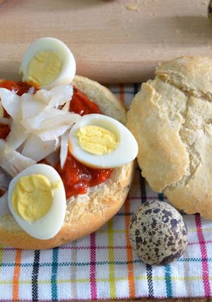Una foto de Bollitos rellenos de asadillo manchego y bacalao ahumao