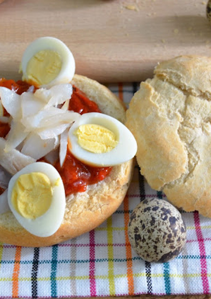 Una foto de Bollitos rellenos de asadillo manchego y bacalao ahumao