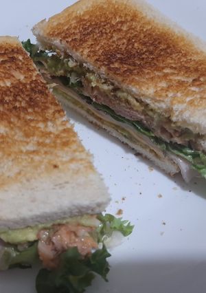 Una foto de Sándwich de vicio atún, pavo y aguacate