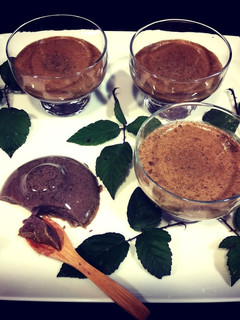 Una foto de Agar agar con bebida vegetal de avena, moras y estevia en polvo