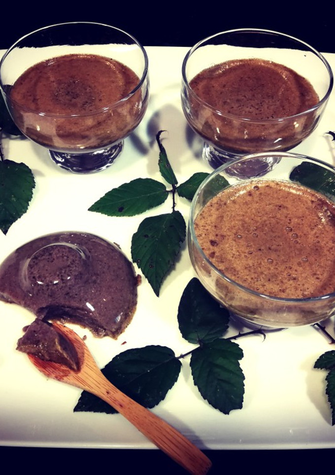 Una foto de Agar agar con bebida vegetal de avena, moras y estevia en polvo