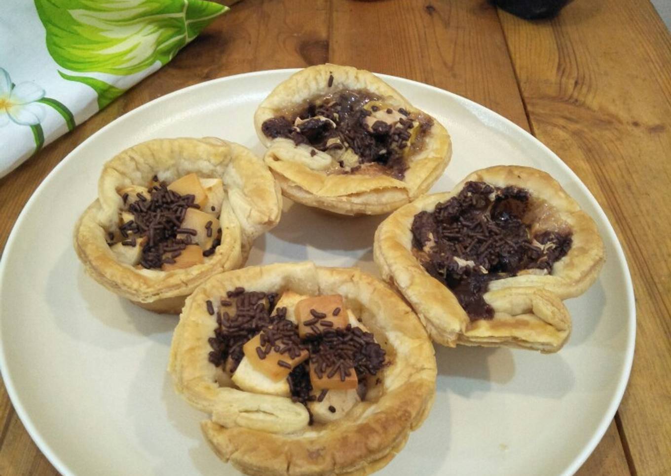 207. Pastry Isi Buah Toping Keju Coklat