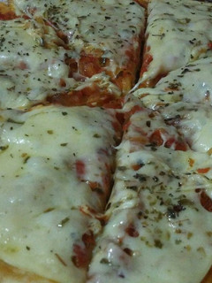 Una foto de Pizzas y salsa caseras🍕