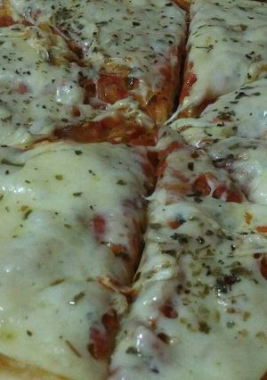 Una foto de Pizzas y salsa caseras🍕