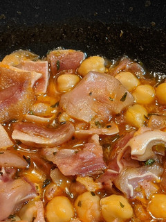 Una foto de Wok de oreja con garbanzos a la cerveza