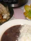 Comida casera: filete de pescado frito, arroz blanco y potaje de frijoles negros con ensalada