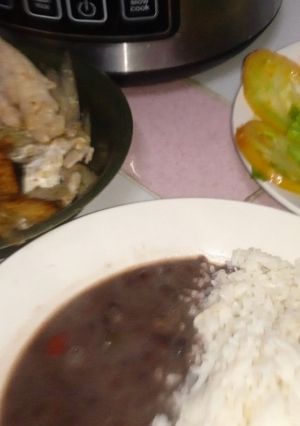 Una foto de Comida casera: filete de pescado frito, arroz blanco y potaje de frijoles negros con ensalada