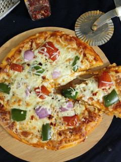 વેજ. ચીઝ પીઝા (Veg. Cheese Pizza Recipe In Gujarati) રેસીપી મુખ્ય ફોટો