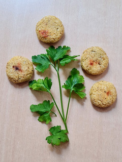 Una foto de Croquetas de mijo con corazón de queso y tomate deshidratado 🧀 🍅 sin gluten y con opción vegana