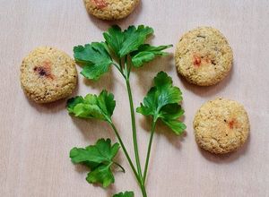 Una foto de Croquetas de mijo con corazón de queso y tomate deshidratado 🧀 🍅 sin gluten y con opción vegana