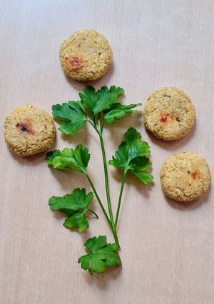 Una foto de Croquetas de mijo con corazón de queso y tomate deshidratado 🧀 🍅 sin gluten y con opción vegana