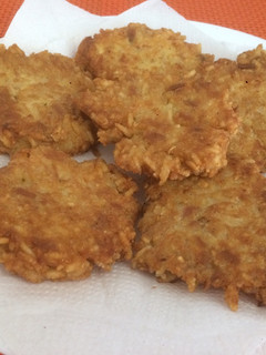 Una foto de Fritos de arroz y atún