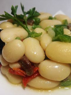 Una foto de Alubias blancas con aceitunas